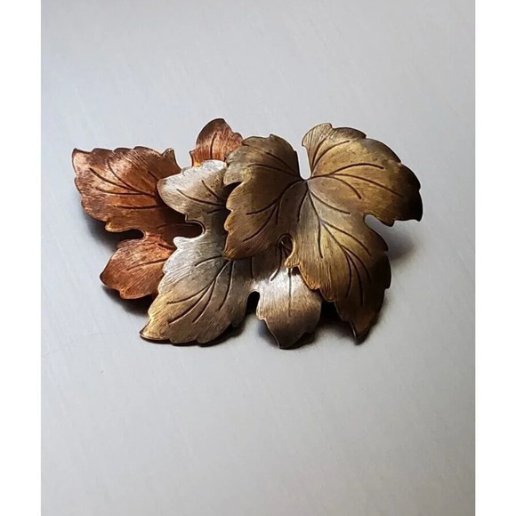 VTG Figural Maple Leaf Brooch Fall TriColor Metal 2.75 Inches - Picture 1 of 7